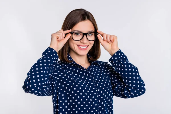 Foto de jovens mãos menina alegre tocar óculos gerente inteligente representante isolado sobre fundo de cor cinza — Fotografia de Stock