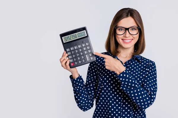 Portré vonzó vidám lány bemutató szám számológép készpénz megtakarítás elszigetelt szürke pasztell szín háttér — Stock Fotó