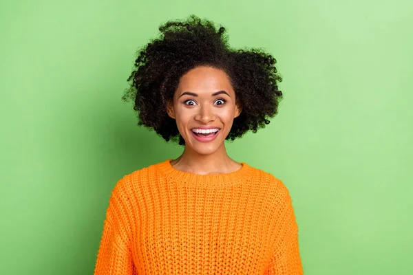 Foto de hooray jovem curly hairdo senhora usar pulôver laranja isolado no fundo de cor verde — Fotografia de Stock