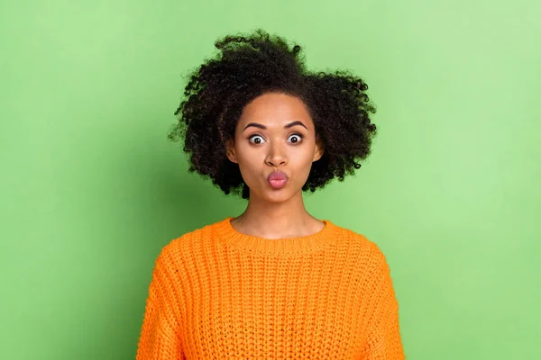 Foto van flirterige millennial krullend kapsel dame blow kus slijtage oranje trui geïsoleerd op groene kleur achtergrond — Stockfoto