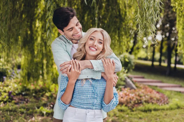 Retrato de dois atraente alegre casal doce abraçando passar tempo devaneio mel lua ao ar livre — Fotografia de Stock