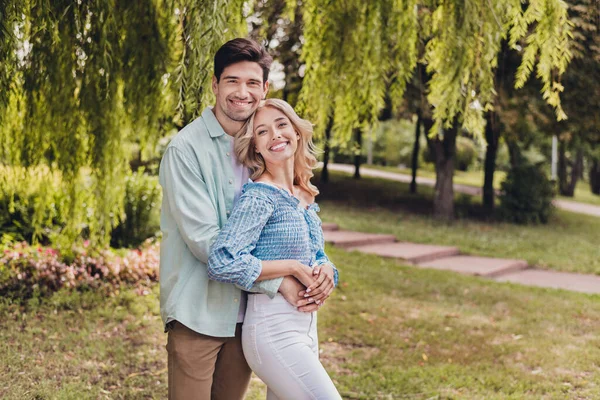 Retrato de dois atraente alegre amoroso casal abraçando desfrutar lua de mel fim de semana passatempo ao ar livre — Fotografia de Stock