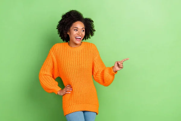 Foto de impressionado millennial volume hairdo senhora olhar promo desgaste laranja jumper isolado no fundo cor verde — Fotografia de Stock