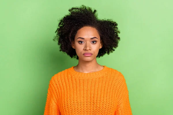 Foto de estricto volumen joven peinado señora desgaste suéter naranja aislado sobre fondo de color verde —  Fotos de Stock