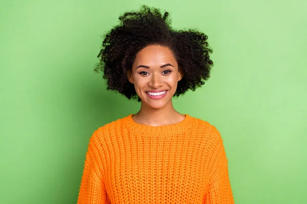 Fénykép az optimista millenniumi térfogatú frizura hölgy viselni narancssárga pulóver elszigetelt zöld színű háttér — Stock Fotó