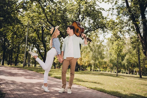 Volledige lichaamsomvang uitzicht van twee aantrekkelijke vrolijke paar dragen gitaar plezier besteden tijd op frisse lucht buiten — Stockfoto