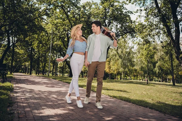 Full längd kroppsstorlek syn på två attraktiva glada par promenader spendera smekmånad på frisk luft utomhus — Stockfoto
