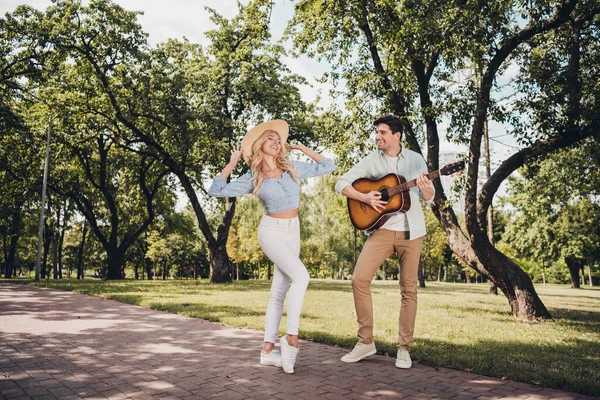 Full längd kroppsstorlek utsikt över två attraktiva glada glada glada par spelar gitarr dans har roligt vila tidsfördriv på frisk luft utomhus — Stockfoto