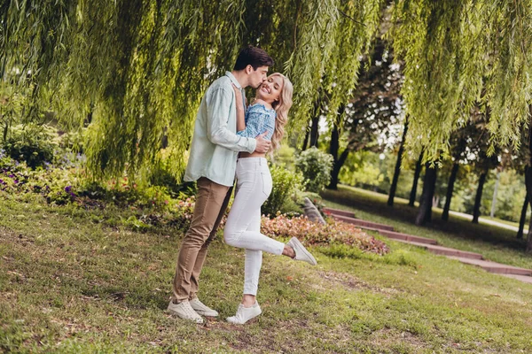 Comprimento total do corpo tamanho vista de dois atraente casal amoroso alegre beijando abraço desfrutando lua de mel ao ar livre — Fotografia de Stock