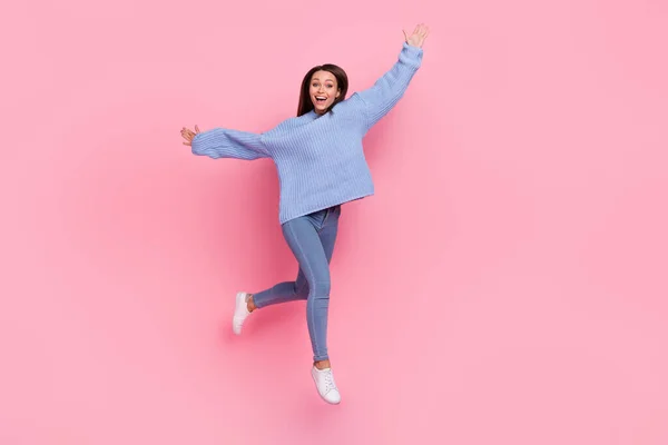 Foto de longitud completa de la joven alegre chica divertirse ir a pie correr salto enérgico aislado sobre fondo de color rosa —  Fotos de Stock