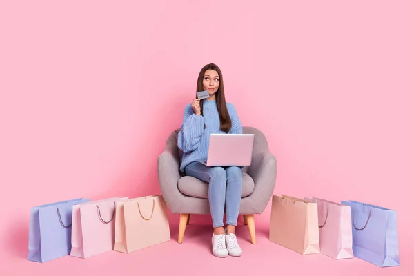 Foto de cuerpo completo de mujer joven mirada de ensueño curioso espacio vacío sentarse sillón tienda salario aislado sobre fondo de color rosa —  Fotos de Stock