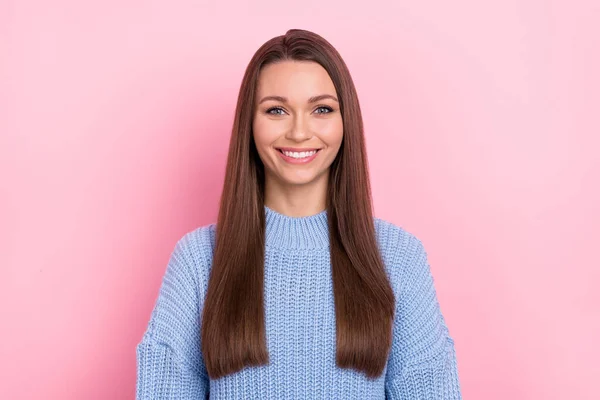 Foto de engraçado milenar senhora penteado marrom usar camisola azul isolado no fundo cor-de-rosa — Fotografia de Stock