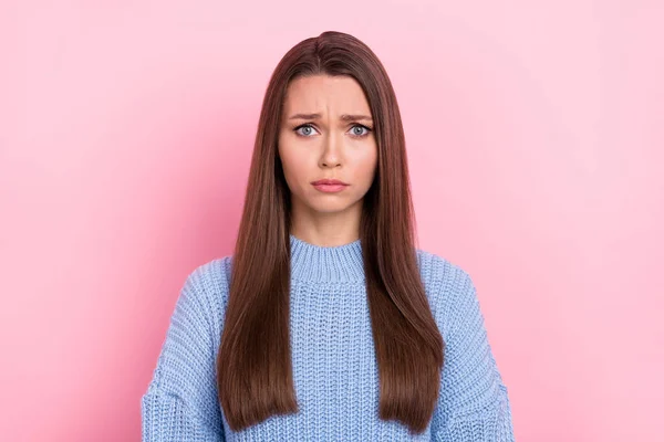 Φωτογραφία του λυπημένος νεαρός καφέ hairdo κυρία φορούν μπλε πουλόβερ απομονώνονται σε ροζ φόντο χρώμα — Φωτογραφία Αρχείου