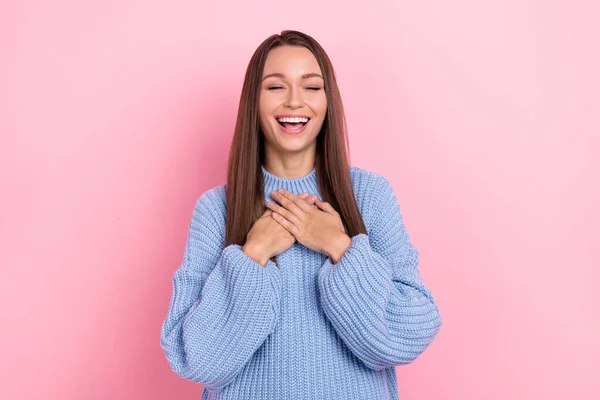 Fotografie dojem tisíciletá bruneta dáma smích nosit modrý svetr izolované na růžovém pozadí — Stock fotografie