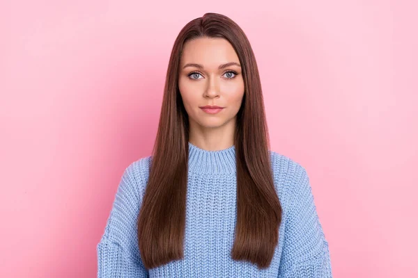 Foto di bella giovane signora acconciatura marrone indossare maglione blu isolato su sfondo di colore rosa — Foto Stock