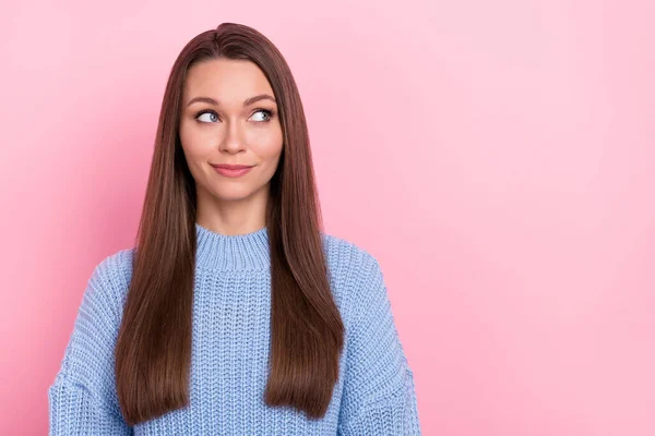 Foto de doce jovem penteado marrom senhora olhar anúncio desgaste pulôver azul isolado no fundo cor-de-rosa — Fotografia de Stock