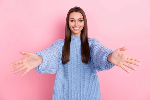 Foto de agradável jovem penteado marrom abraço senhora você usa pulôver azul isolado no fundo cor-de-rosa — Fotografia de Stock