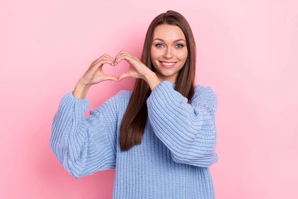 Foto av optimistiska millennial brun frisyr dam händer hjärta bära blå pullover isolerad på rosa färg bakgrund — Stockfoto