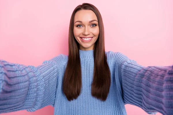 Fotografie dojem tisícileté brunetky dáma do selfie nosit modrý svetr izolované na růžové barevné pozadí — Stock fotografie