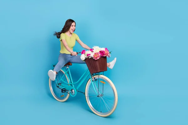 Pełne ciało zdjęcie piękny młody brunetka lady przejść przez rower nosić t-shirt dżinsy buty izolowane na niebieskim tle — Zdjęcie stockowe