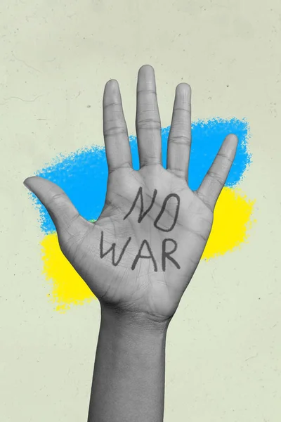 Samec samice zvedl dlaň s NO WAR slogan na to světová jednota stojí s Ukrajinou v ruské federaci genocida represe žádost separatistické jednotky boj proti lidskosti — Stock fotografie