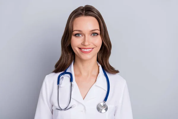 Πορτρέτο της ειδικευμένης ιολόγος κυρία χαμογελώντας ακούσει ασθενή διαγνωστικά συμπτώματα στο διαδίκτυο απομονωμένο γκρι χρώμα φόντο — Φωτογραφία Αρχείου