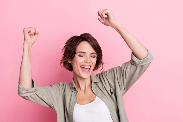 Foto de feliz senhora positiva alegrar punhos gritam sim ganhar jackpot isolado sobre fundo cor pastel — Fotografia de Stock