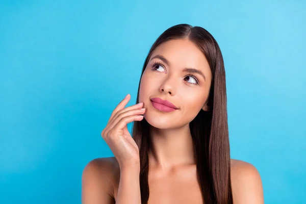 Foto di affascinante curioso sguardo femminile vuoto promuovere skincare prodotto isolato su sfondo di colore blu — Foto Stock