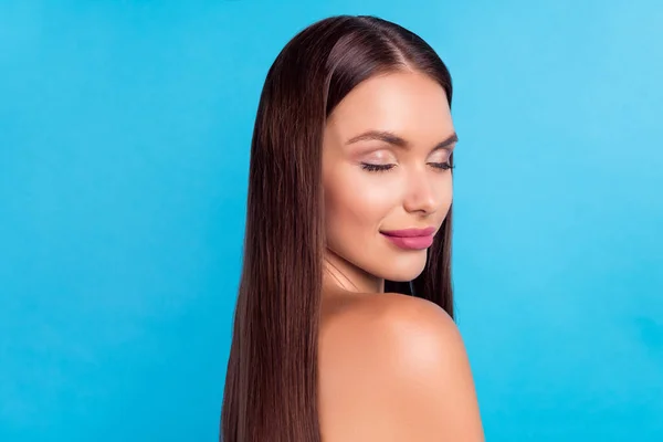 Profil sida foto av charmiga positiva dam med slutna ögon visa glödande makeup isolerad på blå färg bakgrund — Stockfoto