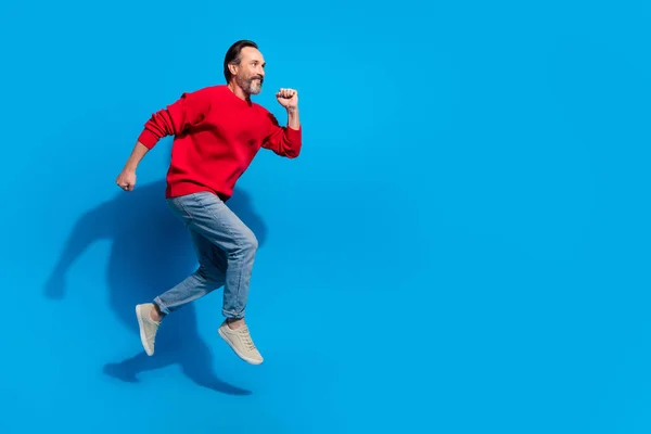 Foto lateral de perfil tamanho completo de homem de bom humor funky correndo viajar desfrutar de férias isoladas no fundo de cor azul — Fotografia de Stock