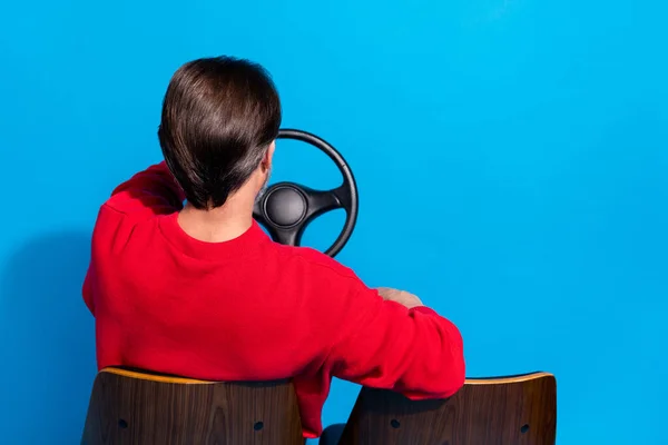 Foto detrás de la vista de la conducción segura de automóviles masculinos que viajan en vacaciones aislados en el fondo de color azul —  Fotos de Stock