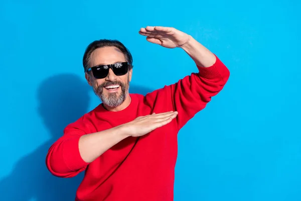 Porträt von attraktiven fröhlichen Mann tanzen Narren Spaß haben Freizeit isoliert über helle blaue Farbe Hintergrund — Stockfoto