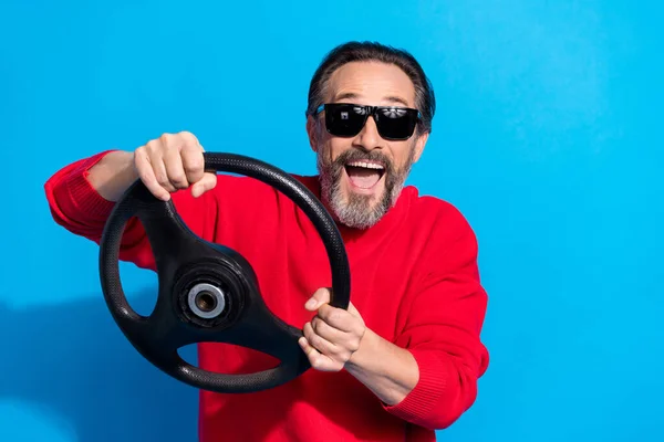 Ritratto di attraente allegro uomo felice tenendo volante avventura isolato su sfondo di colore blu brillante — Foto Stock