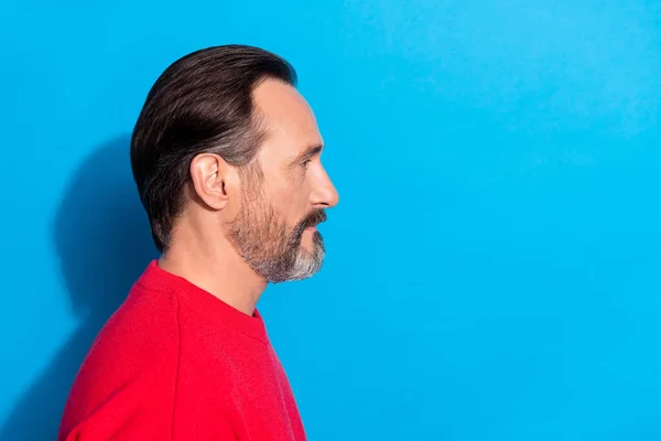 Profil boční portrét pohledného dospělého muže vzhled prázdný prostor inzerovat šampon produkt izolovaný na modrém pozadí — Stock fotografie