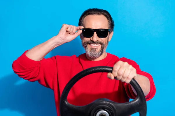 Portrait de joyeux beau conducteur d'automobile confiant pratiquant voyager isolé sur fond de couleur bleue — Photo