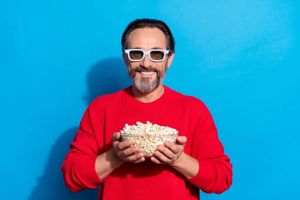 Retrato de cara alegre positivo engraçado gostando de assistir filme no cinema comendo lanche isolado no fundo de cor azul — Fotografia de Stock