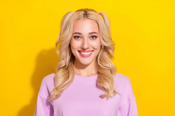 Foto de persona contenta satisfecha dentadura radiante sonrisa mirada cámara aislada sobre fondo de color amarillo —  Fotos de Stock