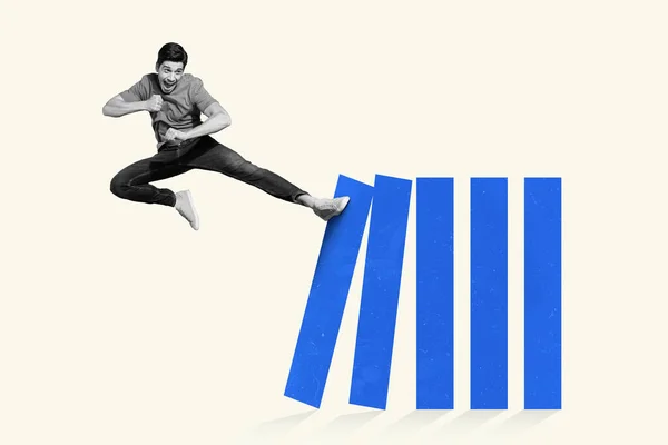 Foto ilustração de filtro preto branco jovem lutador salto perna de alta batida quebrando colunas de barreira pintadas blocos cair distante isolado fundo pastel — Fotografia de Stock