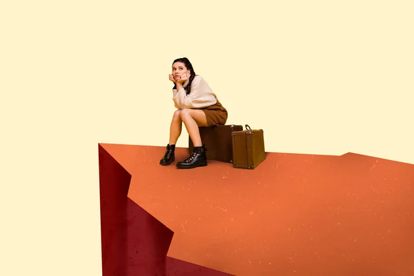 Иллюстрация в стиле мультфильма о грустной девочке, которая попала на заброшенные железнодорожные пути в пустыне и пропустила свой поезд-автобус, ожидая в одиночестве надвигающейся ночи — стоковое фото