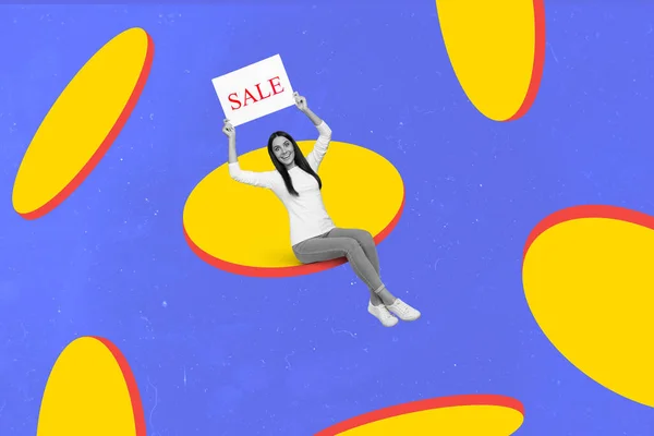 Foto de la divertida joven sentada entre grandes círculos amarillos coloridos efectos de innovación que muestran gran venta cartel de carteles al por menor —  Fotos de Stock