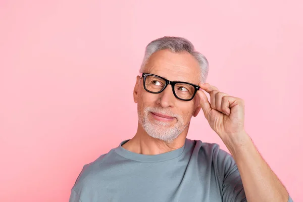 Фото уверенного мечтательного пенсионера, одетого в серые очки рубашки, выглядящего пустым изолированным розовым цветом фона — стоковое фото