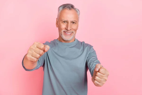 Foto di affascinante divertente uomo pensionato vestito camicia grigia guida auto isolato colore rosa sfondo — Foto Stock