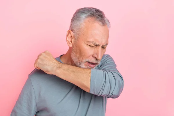 Fotografie nezdravě rozrušený muž důchodce oblečený šedá košile kašel izolované růžové barvy pozadí — Stock fotografie