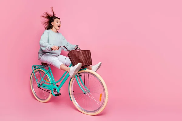 Perfil de tamaño completo foto de peinado bob impresionado millennial lady paseo bicicleta usar sudadera con capucha pantalones zapatos aislados sobre fondo rosa — Foto de Stock