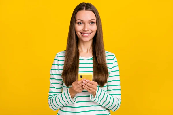 Foto de doce senhora brilhante vestida camisa listrada conversando gadget moderno isolado cor amarela fundo — Fotografia de Stock