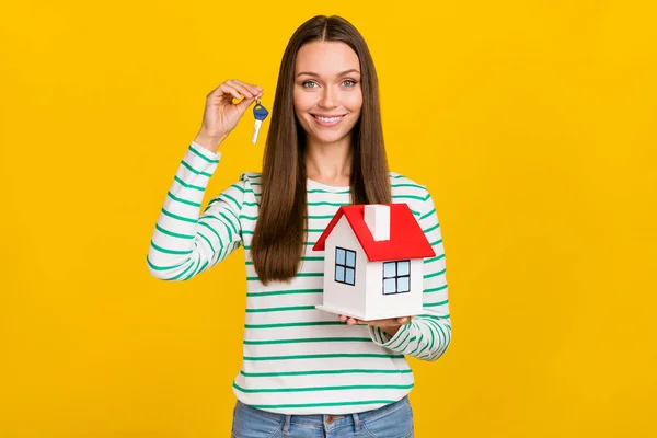 Foto de menina alegre jovem segurar as teclas da casa comprar mover novo apartamento isolado sobre fundo de cor amarela — Fotografia de Stock