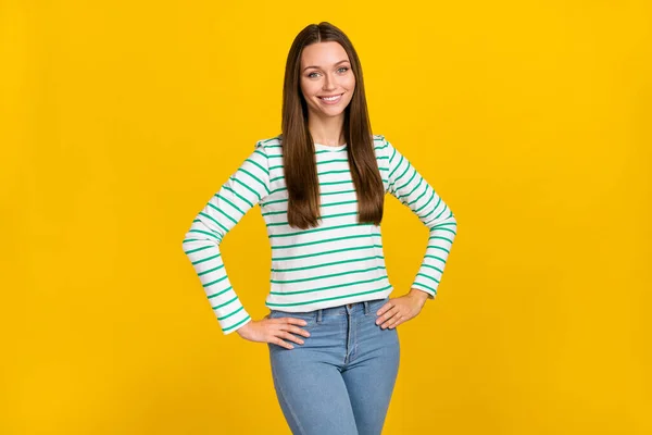 Foto de adorable mujer joven brillante usar camisa a rayas brazos cintura aislado color amarillo fondo — Foto de Stock