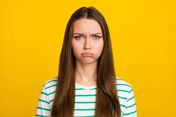Foto von lustig verärgert junge Frau tragen gestreifte wissen schlechte Nachrichten aufgeblähte Wangen isoliert gelbe Farbe Hintergrund — Stockfoto