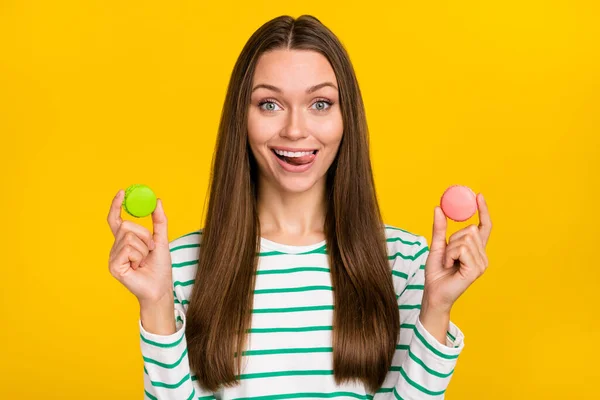 Fotografie legrační dětinské mladé ženy nosit pruhované tričko připravené jíst sušenky vyčnívat izolované žluté barvy pozadí — Stock fotografie