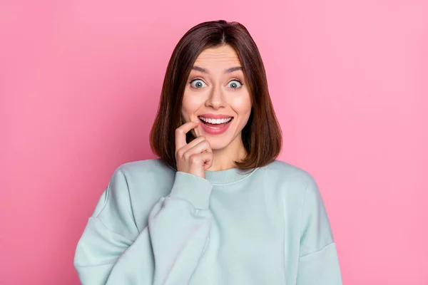 Foto de jovem alegre animado mulher dedo toque queixo wow boa informação isolada sobre cor rosa fundo — Fotografia de Stock